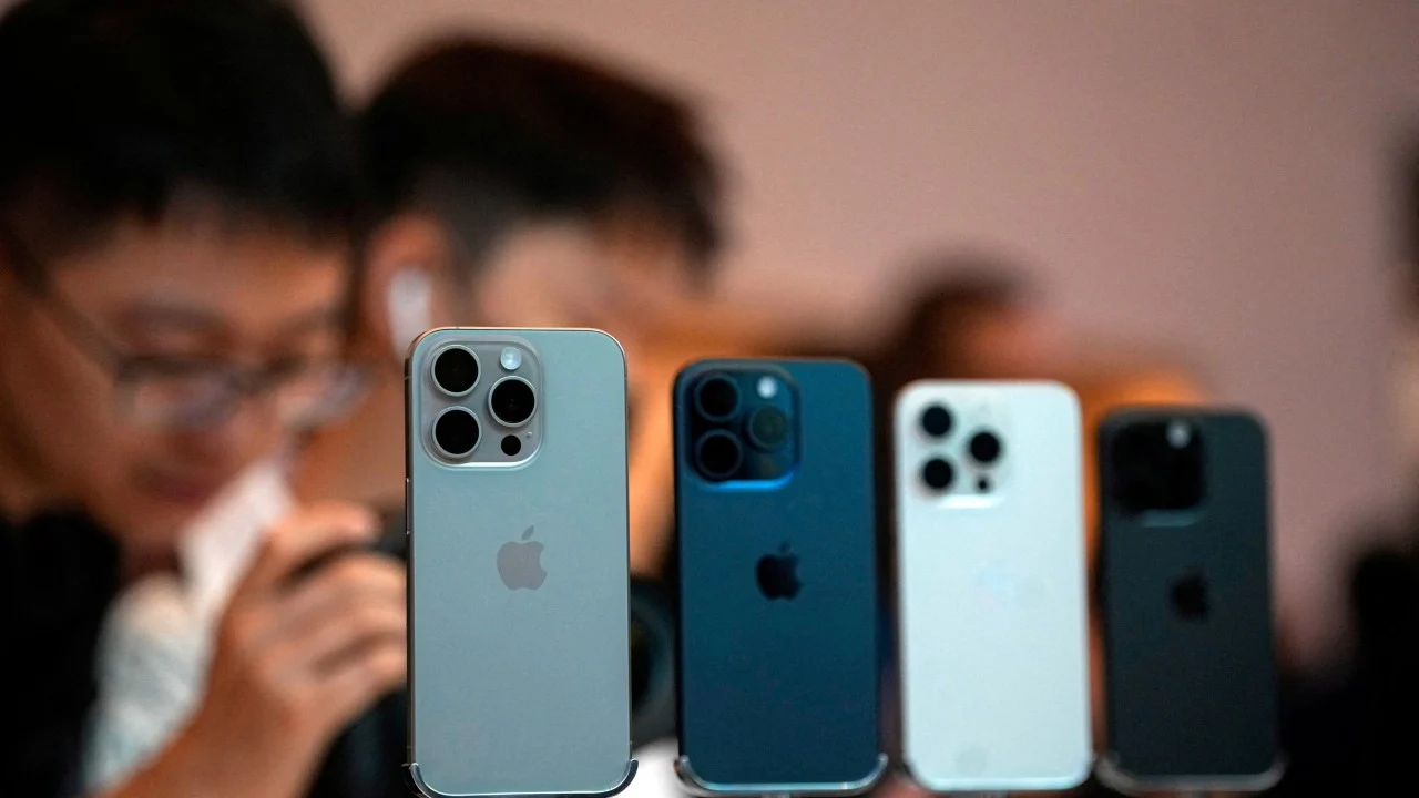 Apple’s iPhone sales in China plunge 19 per cent, as Huawei grows smartphone sales by nearly 70 per cent Coco Feng Business – South China Morning Post