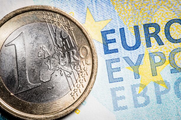 EUR/USD remains below 1.0600 amid safe-haven flows, awaits ECB Lagarde’s speech  FXStreet Forex & Commodities News